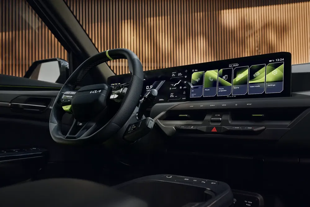 Intérieur high-tech Kia avec tableau de bord numérique intégral et volant sportif moderne.