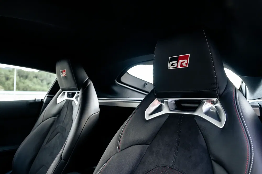 Sportieve GR autointerieur met zwarte lederen stoelen en stijlvolle metalen accenten.