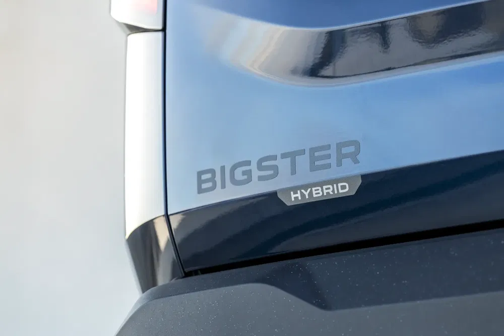 Achterkant van de Dacia Bigster hybride met opvallende merktekens, close-up.