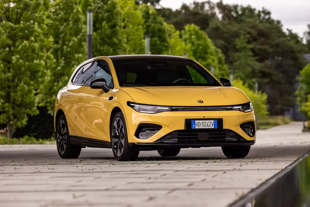 {"fr":"Voiture électrique jaune moderne Dongfeng E70 sur une allée bordée d'arbres.","nl":"Moderne gele elektrische auto Dongfeng E70 op met bomen omzoomde oprit."}