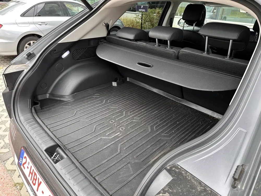 Coffre Hyundai Ioniq 5 avec tapis de protection et cache-bagages, prêt pour le chargement.