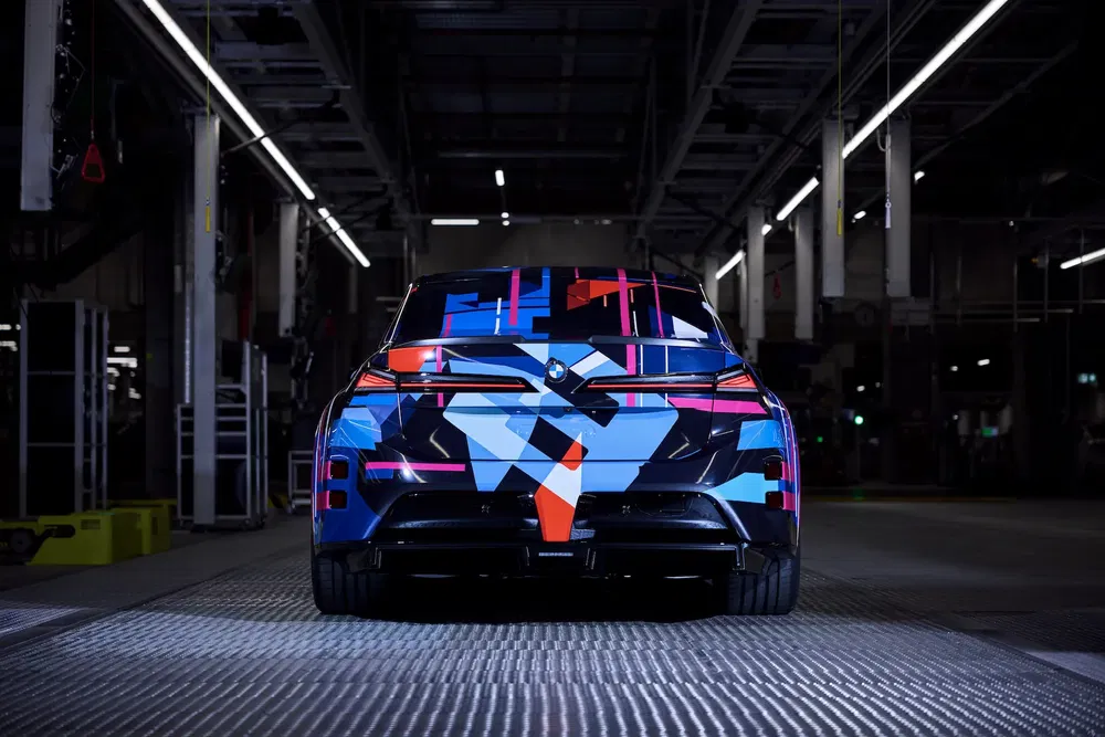 Arrière de BMW M couper VISION à motifs géométriques multicolores dans une usine moderne.