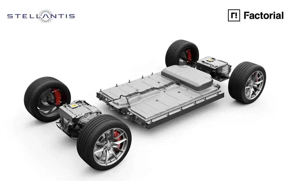 Châssis de véhicule électrique Stellantis exposé avec technologie de batterie Factorial, vue latérale.