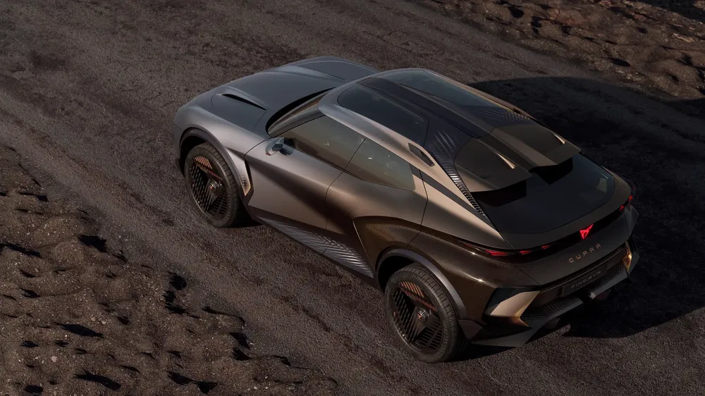 Vue arrière d'une Cupra DarkRebel, SUV futuriste sur route pavée sombre.