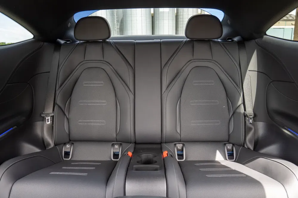 Intérieur cuir siège arrière voiture sportive, design moderne et élégant.