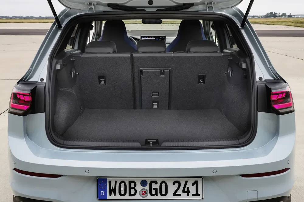 Open kofferbak van een Volkswagen ID.3 met ruime laadruimte op achtergrond van een landingsbaan.