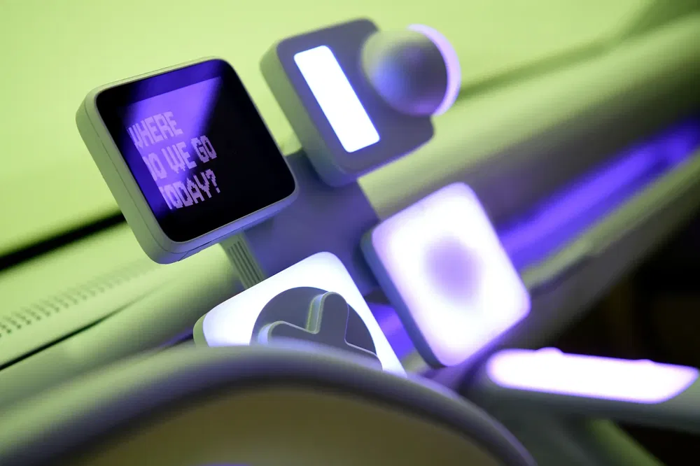 Futuristisch auto-interieur met paarse digitale display "Where do we go today?"