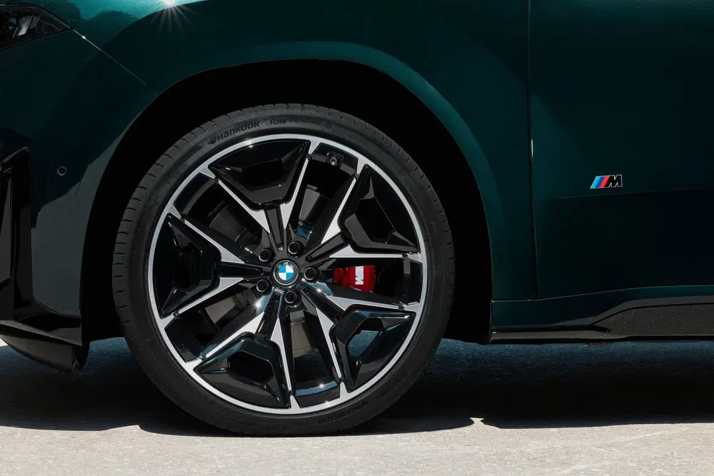 Jante de finition BMW avec badge M en gros plan sur fond sombre.