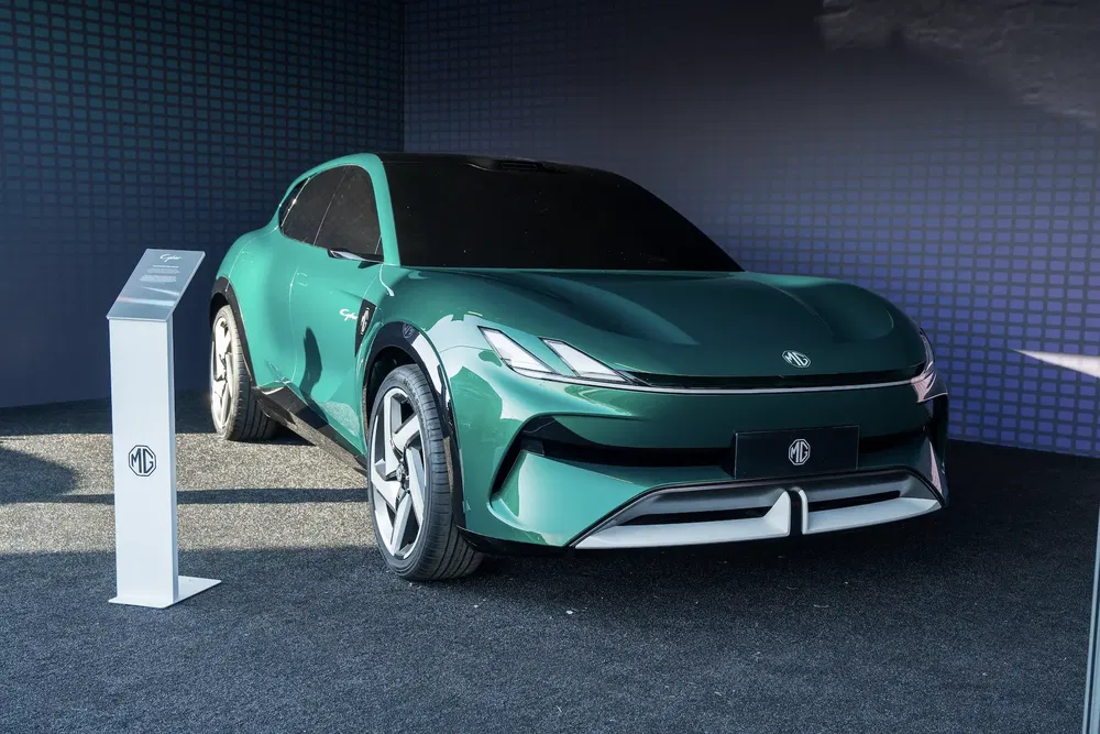 Concept car électrique vert MG Cyberster exposé, design futuriste et sportif.