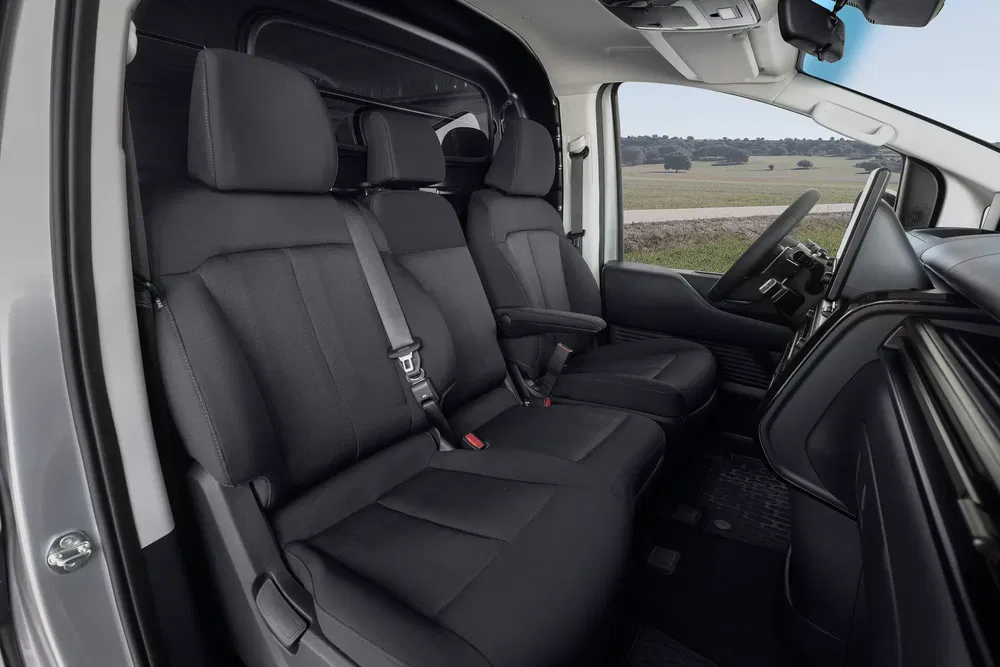 Intérieur de Mercedes-Benz Vito, trois sièges avant en tissu noir haute qualité.
