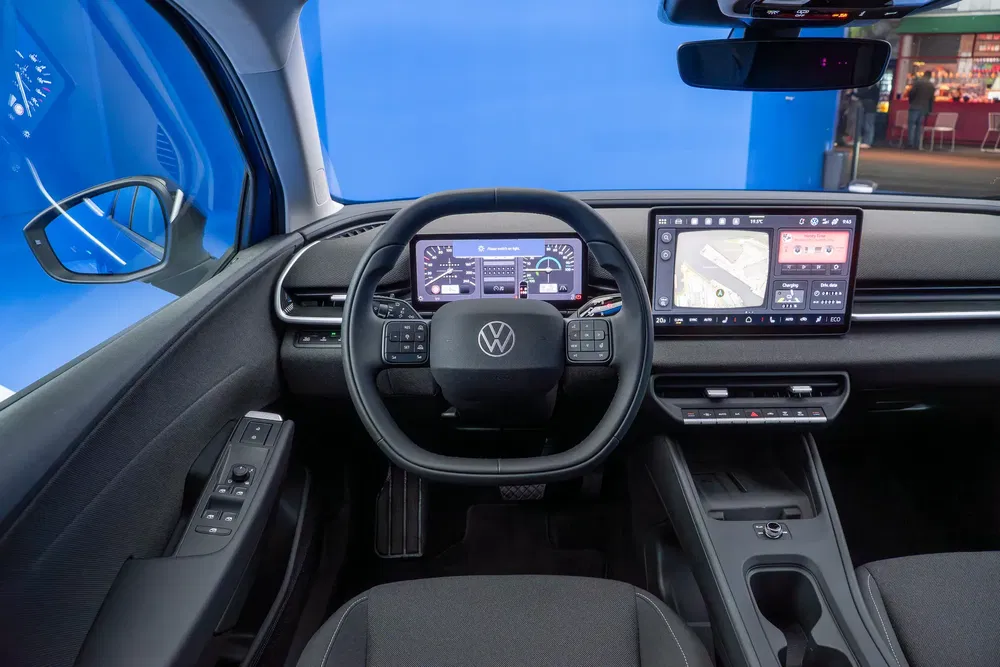 Intérieur moderne de la Volkswagen ID.4 avec tableau de bord numérique et écran central.