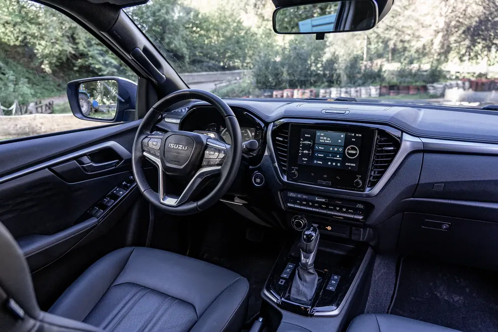 Intérieur moderne d'un Isuzu D-Max avec tableau de bord numérique et volant multifonction.