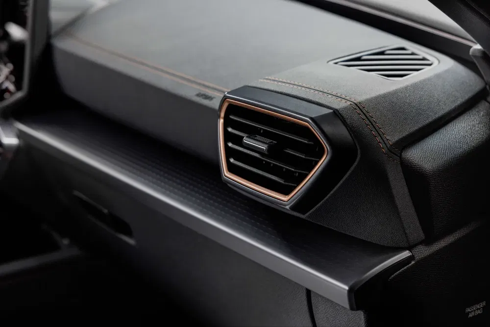 Détail de la planche de bord du Toyota Land Cruiser Prado avec une finition noire élégante.