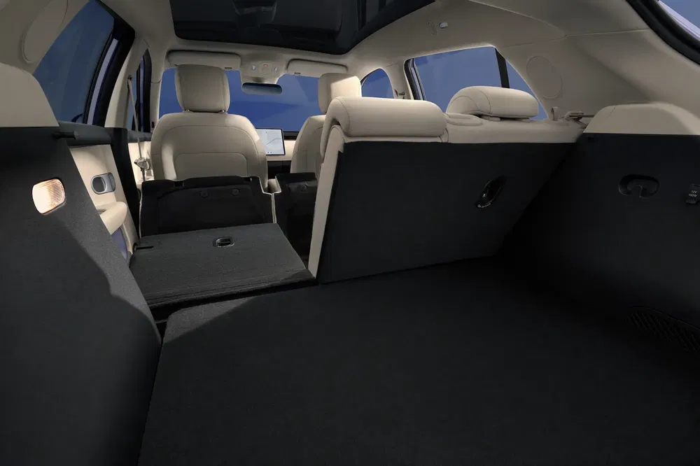 Intérieur spacieux avec sièges rabattables d'un SUV moderne, vue arrière vers l'avant.