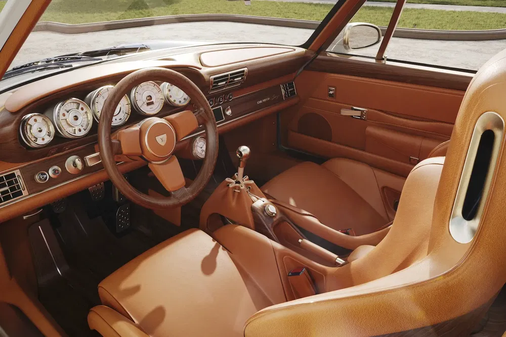 Intérieur en cuir d'une voiture classique avec tableau de bord en bois et volant vintage.
