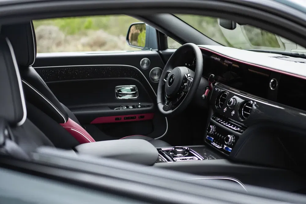 Intérieur luxueux d'une Bentley moderne avec finitions en cuir et insertions en bois.