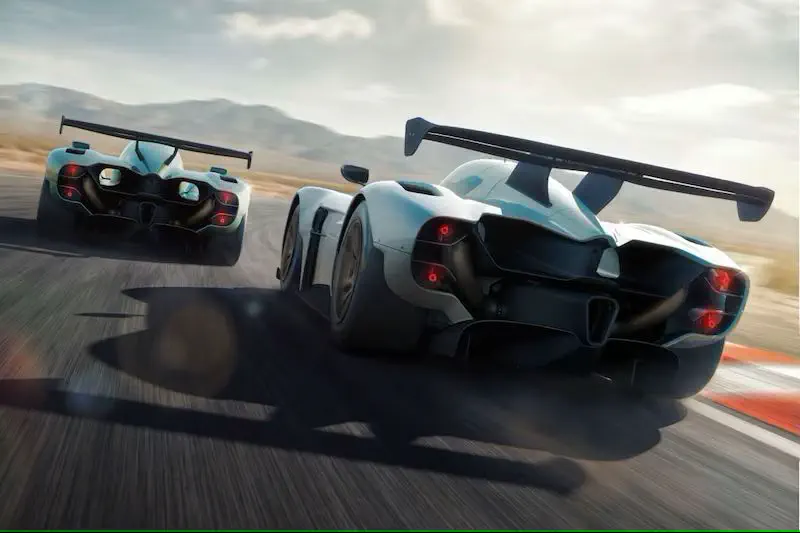 Twee hypercars op droge racebaan in scherpe bocht, illustreren hoge snelheidsrace.