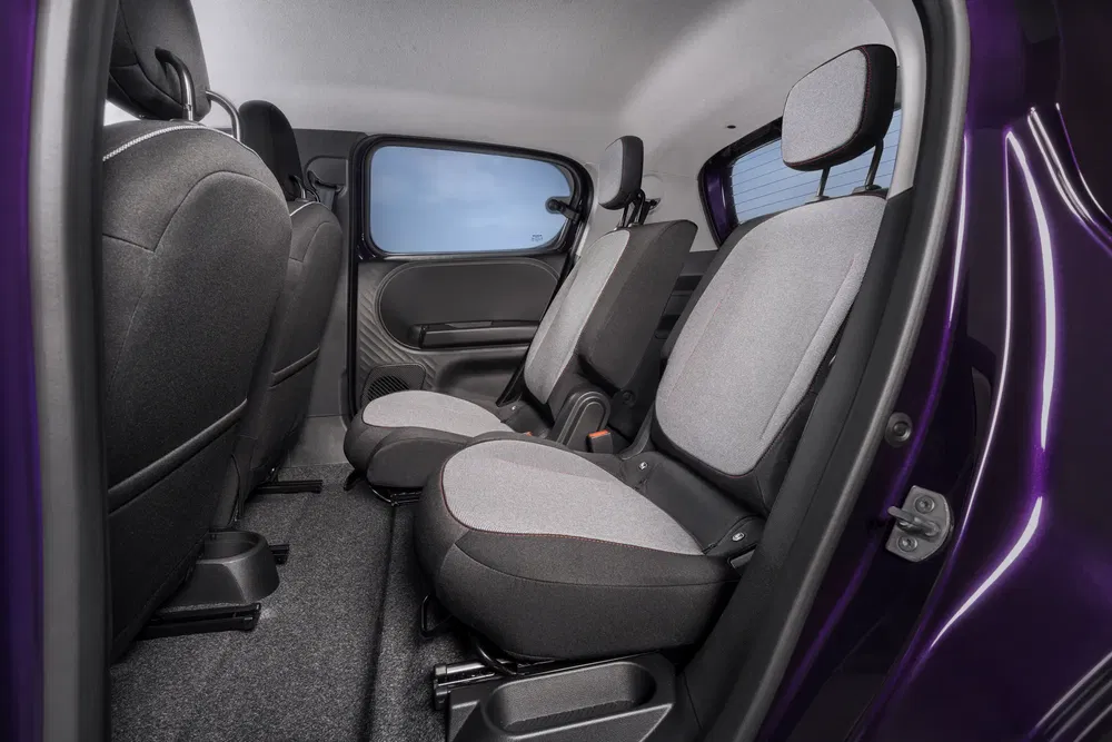 Intérieur arrière d'une Citroën Ami avec sièges gris et violet, compact et moderne.