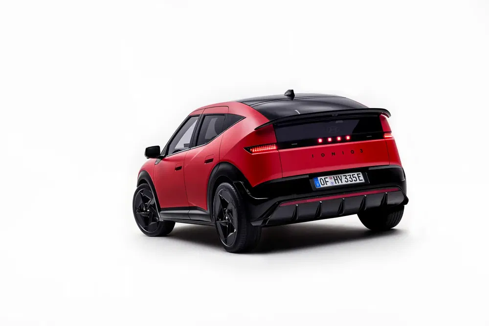 {"fr":"Voiture électrique Ioniq 5 rouge, vue arrière, design moderne et sport élégant.","nl":"Rode Ioniq 5 elektrische auto, achteraanzicht, modern en sportief ontwerp."}