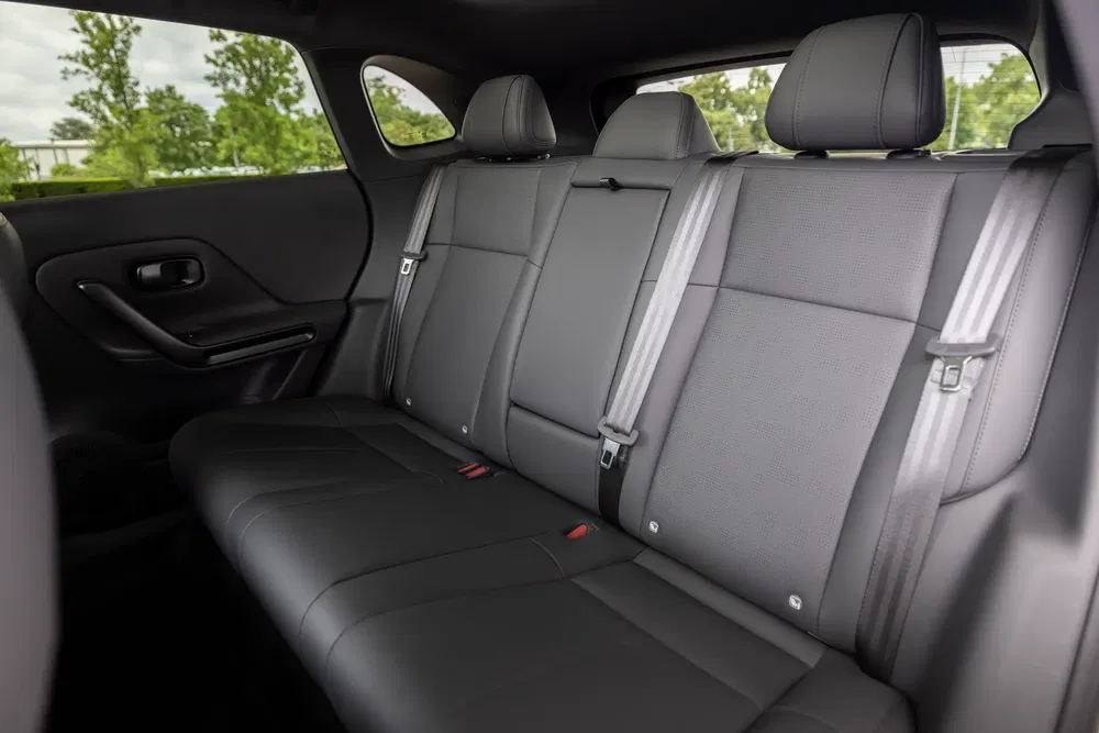 Intérieur spacieux du siège arrière d'un SUV moderne avec revêtement en cuir noir.