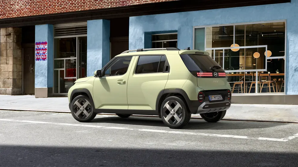 Fiat Panda 4x4 2024 in een stedelijke straat, mintgroene kleur, compact ontwerp.