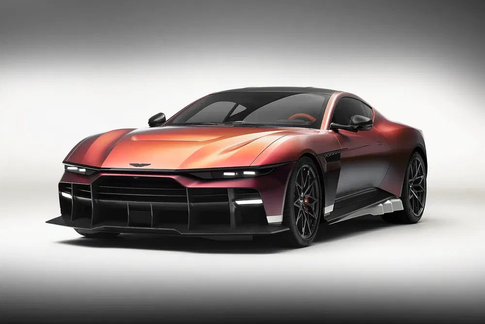 Supercar Aston Martin futuriste, design aérodynamique et peinture métallique brillante en studio.