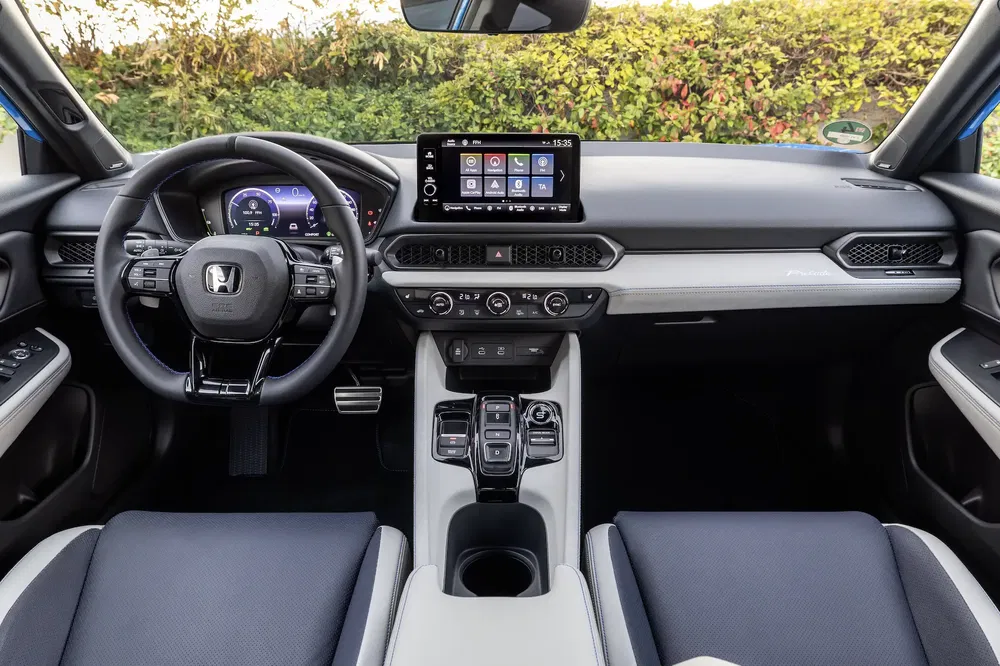Moderne interieur van de Honda HR-V met digitaal display en geavanceerde middenconsole.