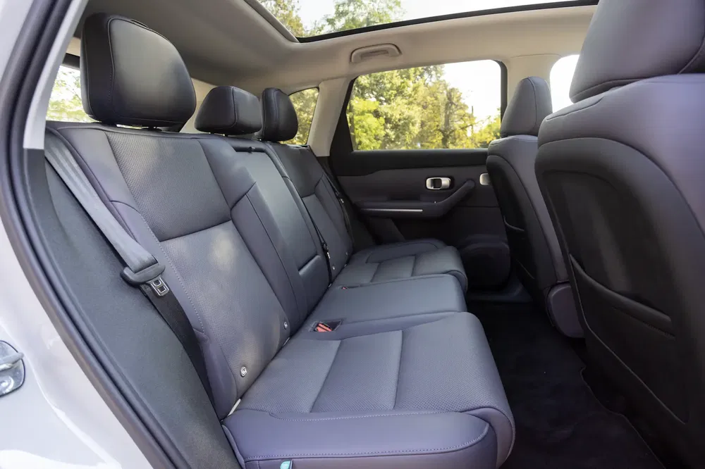 Ruim interieur van de Honda CR-V SUV, achterstoelen in leder, panoramisch dak.