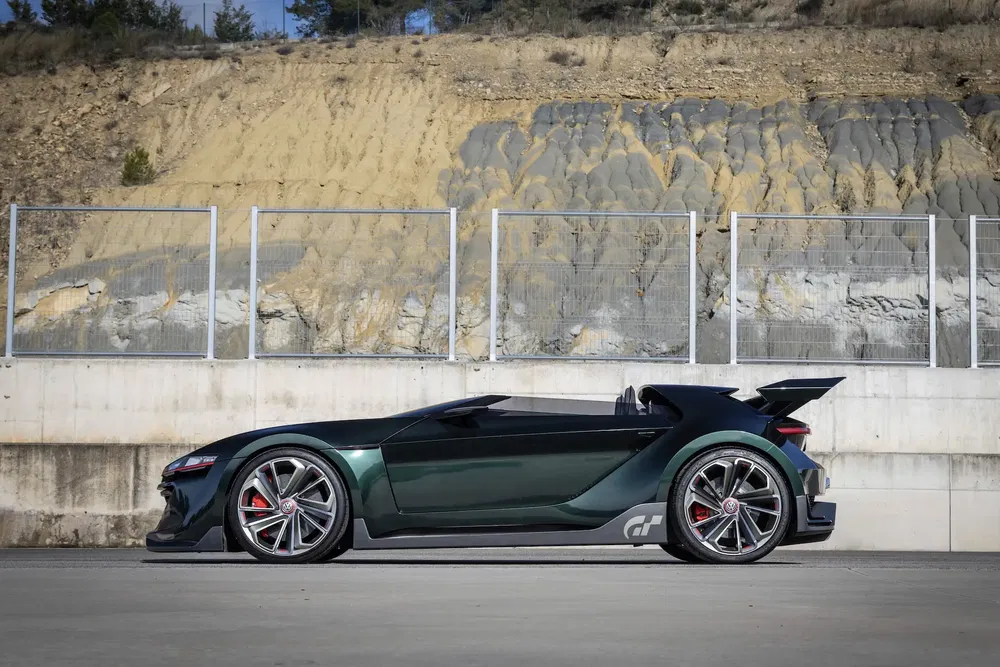 Concept car Audi GT vert avec jantes chromées sur piste désertique.