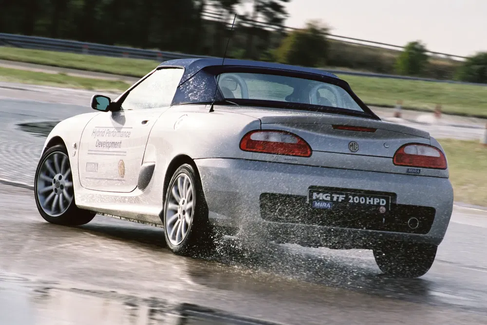 MG TF 200 HPD sur circuit mouillé, démonstration de performance sur piste.