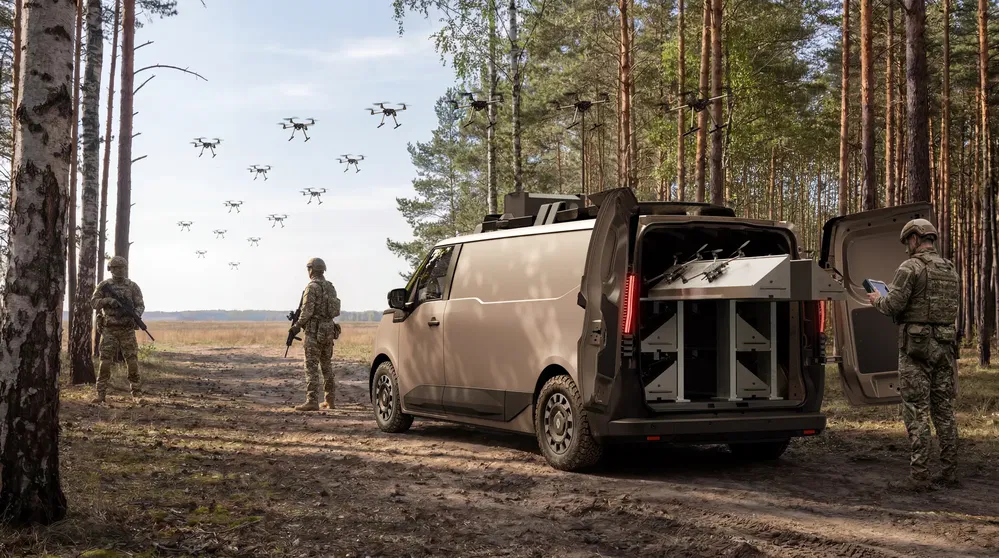 Van militaire dans une forêt avec des drones déployés, soldats en observation.