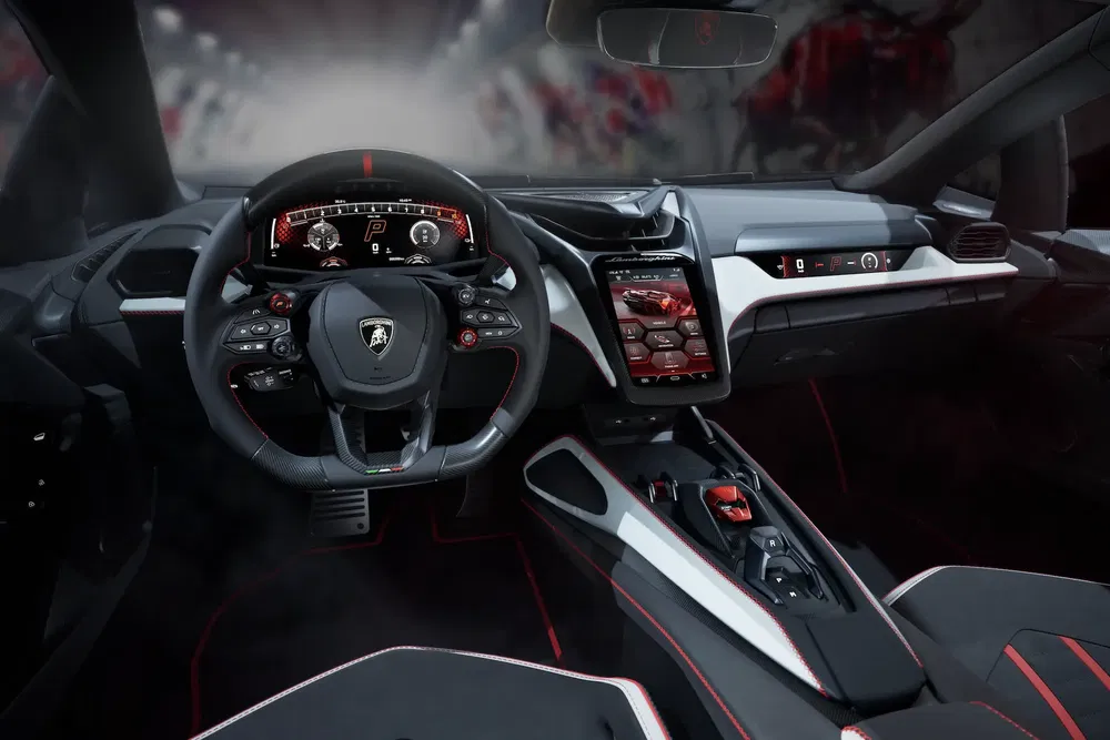 Intérieur high-tech Lamborghini, design futuriste avec tableau de bord numérique et console centrale.