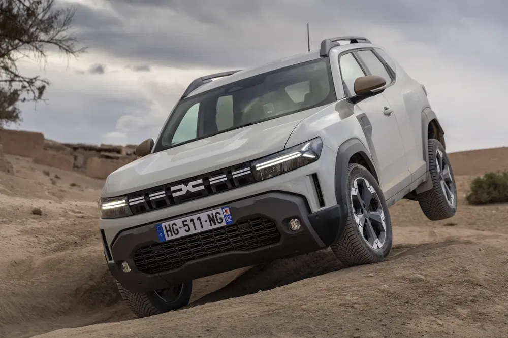 Dacia Duster overwint een woestijnpad en toont zijn off-road capaciteiten en kracht.