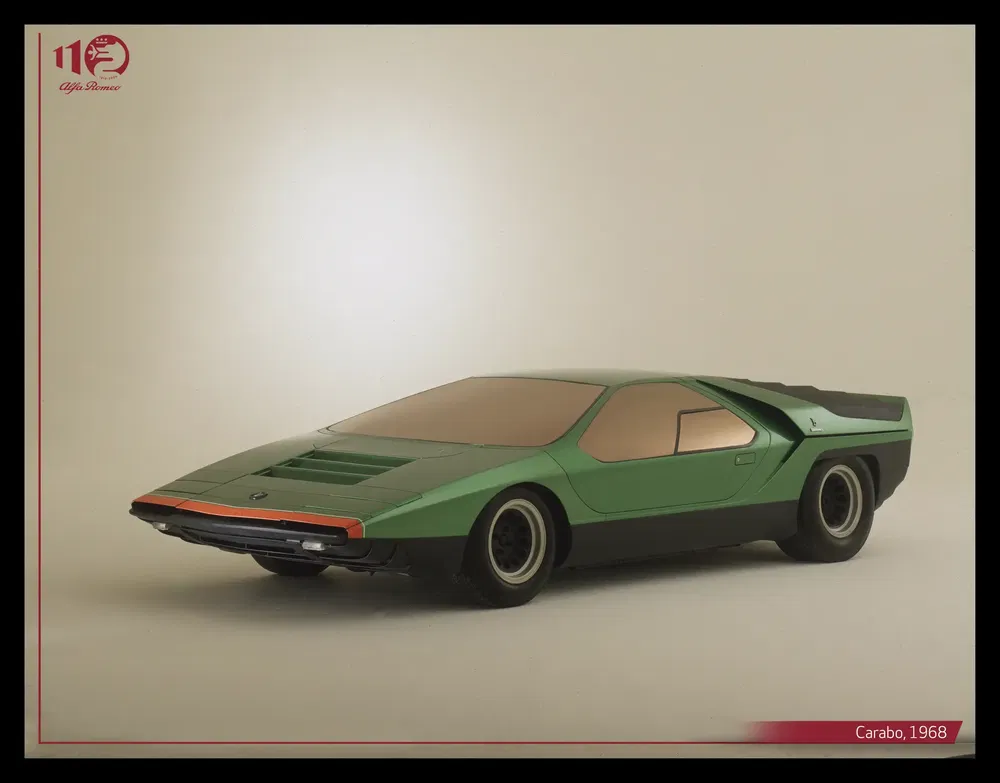 Conceptauto Alfa Romeo Carabo 1968, futuristisch ontwerp, opvallende groene kleur.