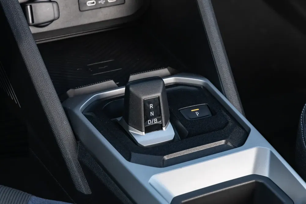 Levier de vitesse automatique moderne dans une voiture, avec design épuré et finition métallique.