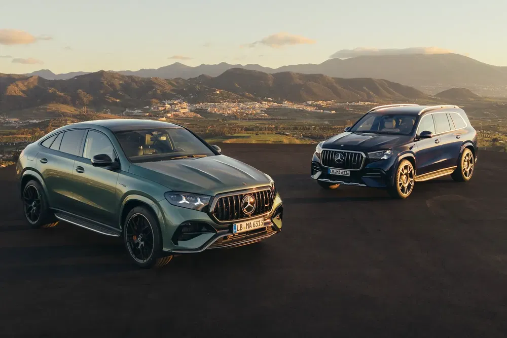 Deux Mercedes-Benz GLE avec montagnes en arrière-plan, SUV moderne pour aventure et style.