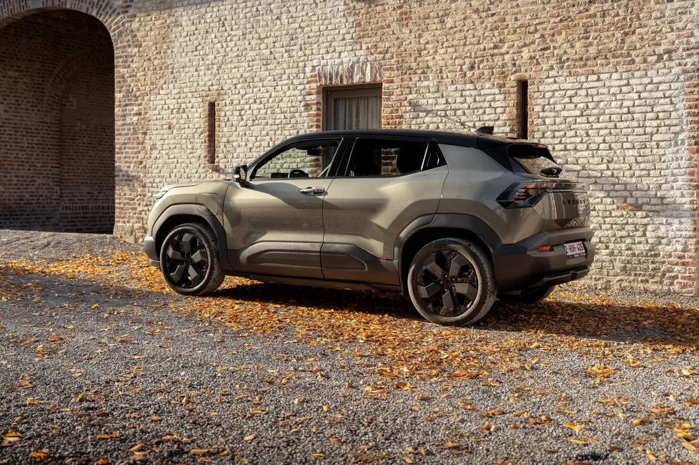 SUV geparkeerd op herfstbladeren, modern ontwerp en gestileerde velgen.