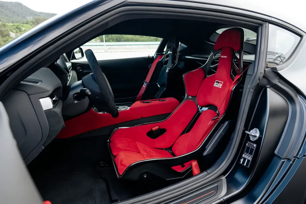 Recaro sportstoelen in een Toyota GR-auto, stijlvol rood-zwart interieur.