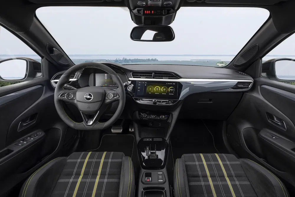 Intérieur de l'Opel Corsa 2023 avec tableau de bord moderne et volant multifonction.