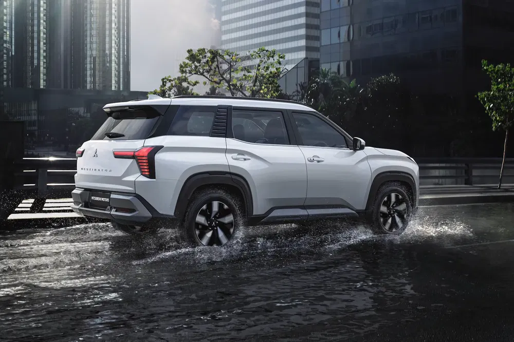 {"fr":"SUV Mitsubishi Xforce blanc roulant dans l'eau urbaine, bâtiments modernes en arrière-plan.","nl":"Witte Mitsubishi Xforce SUV rijdt door water in stedelijke omgeving, moderne gebouwen op achtergrond."}