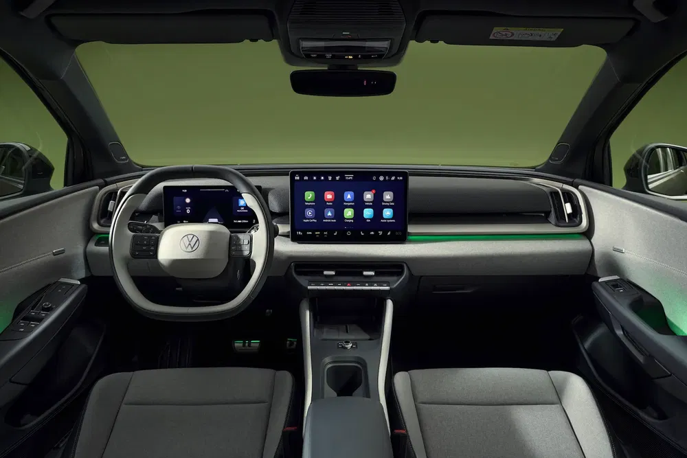 Intérieur moderne d'une Volkswagen avec écran tactile central et volant multifonction.