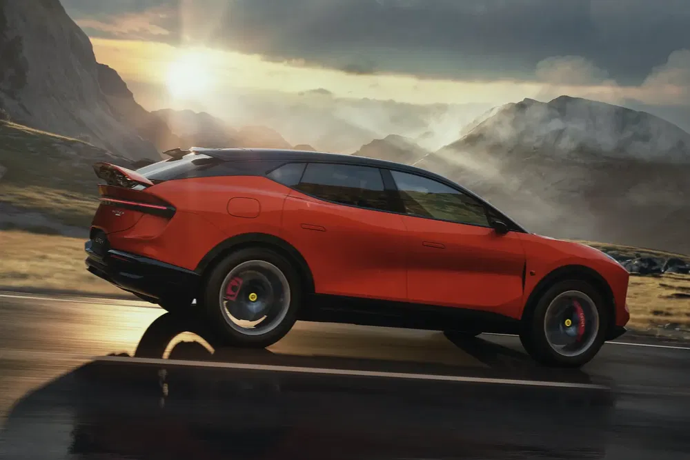SUV sportif rouge sur route de montagne au coucher du soleil.