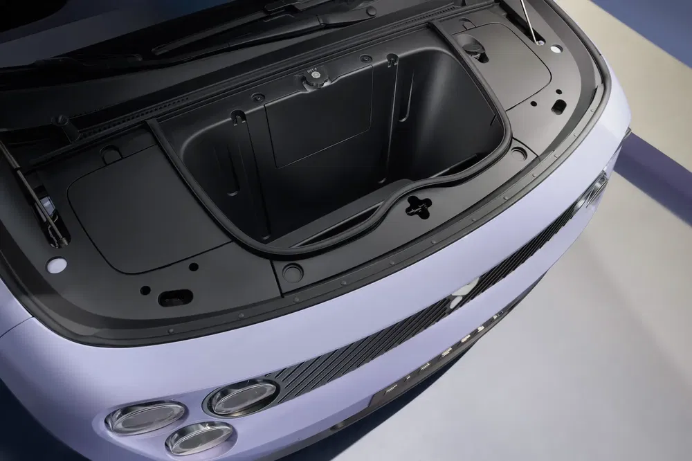 Compartiment avant d'une voiture électrique Fiat 500 avec espace de rangement optimisé.