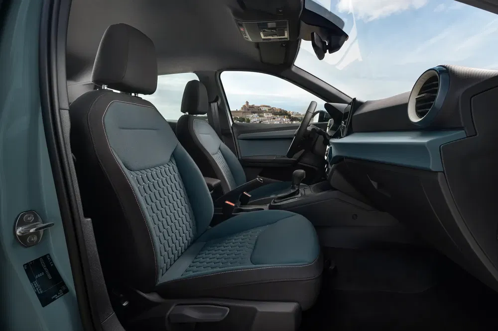 Interieur van de Dacia Duster 2023, ruime voorstoelen en modern dashboardontwerp.