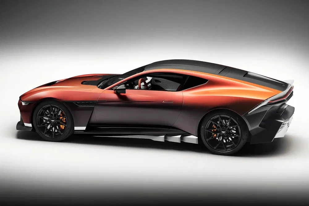 Voiture de sport marron métallisé, design élégant et moderne, jantes alliage noires distinctives.
