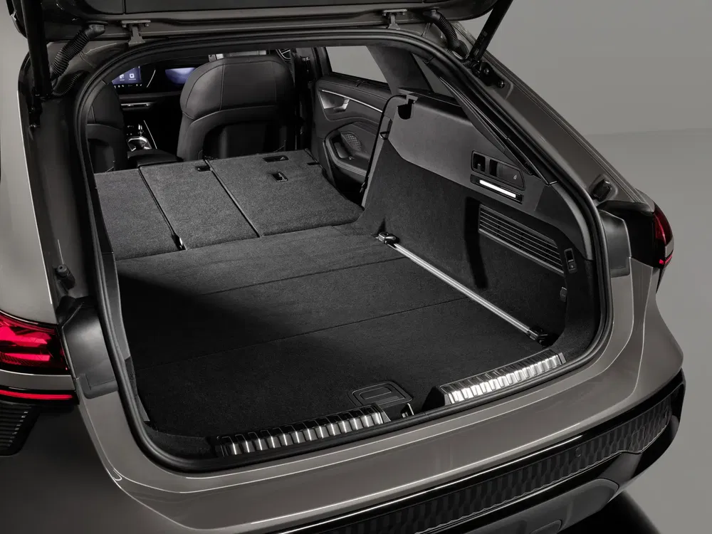 Ruime kofferbak van een Audi met neergeklapte achterstoelen voor optimale laadruimte.