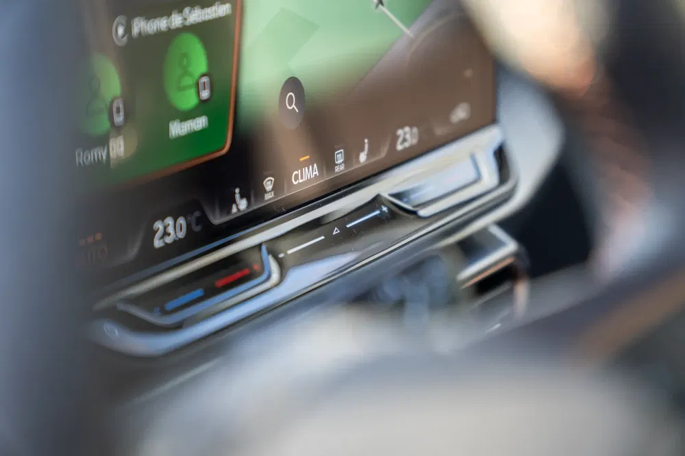 Moderne auto-touchscreen met klimaatregeling en zoekfunctie.
