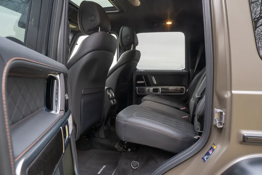Intérieur luxueux d'un SUV Mercedes-Benz Classe G avec sièges arrière en cuir noir.