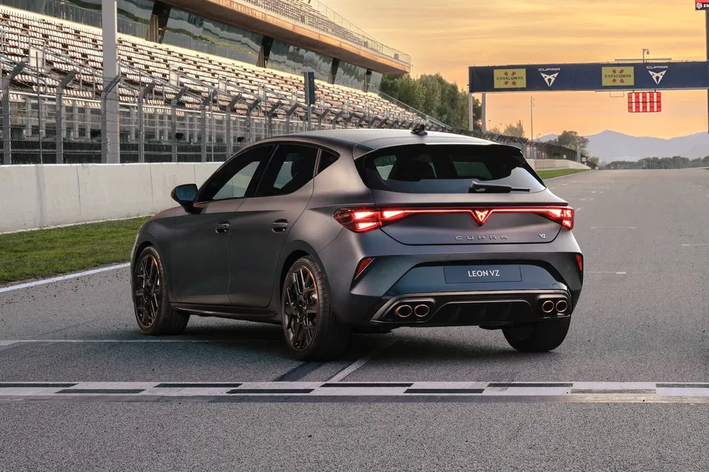 {"fr":"Cupra Leon VZ sur piste de course au coucher du soleil, design sportif et élégant.","nl":"Cupra Leon VZ op racecircuit bij zonsondergang, sportief en elegant ontwerp."}