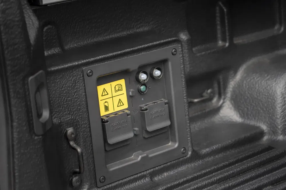 Elektrische aansluitingen in de laadbak van een moderne Ford F-150 truck, handige laadcapaciteit.